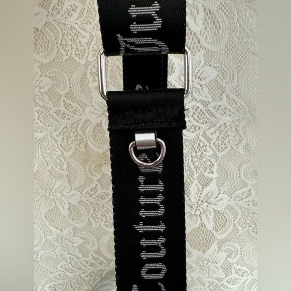 🚩SOLD🚩Juicy Couture Puff Roll Crossbody Bag w/ Accessory Pouch (Silver) NWT - Picture 4 of 5
